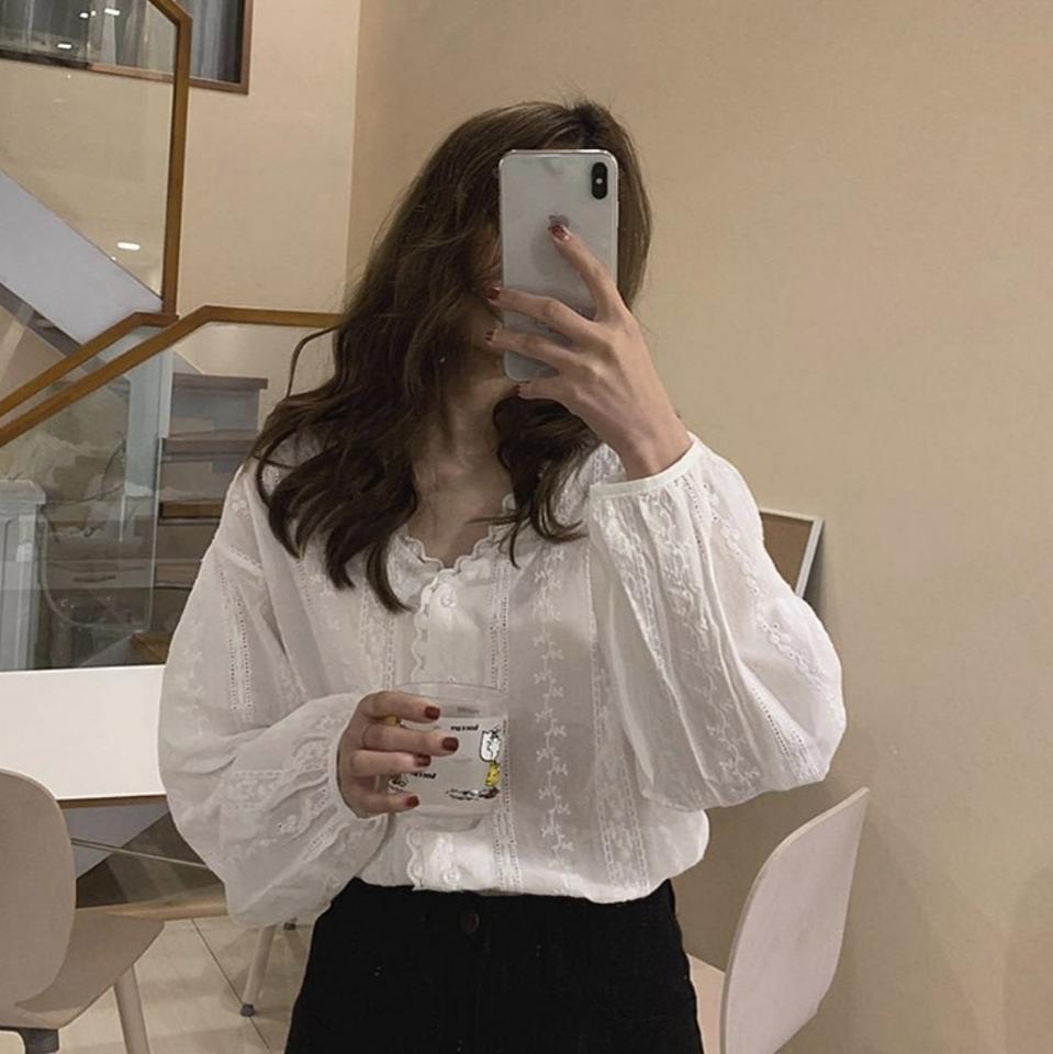 레이스 펀칭 블라우스