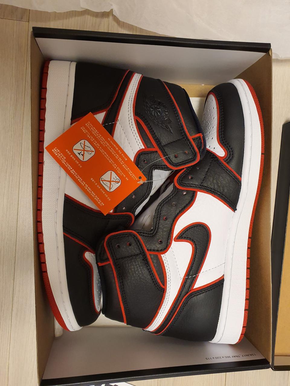 나이키 조던 1 레트로 하이 OG 블러드라인(275)