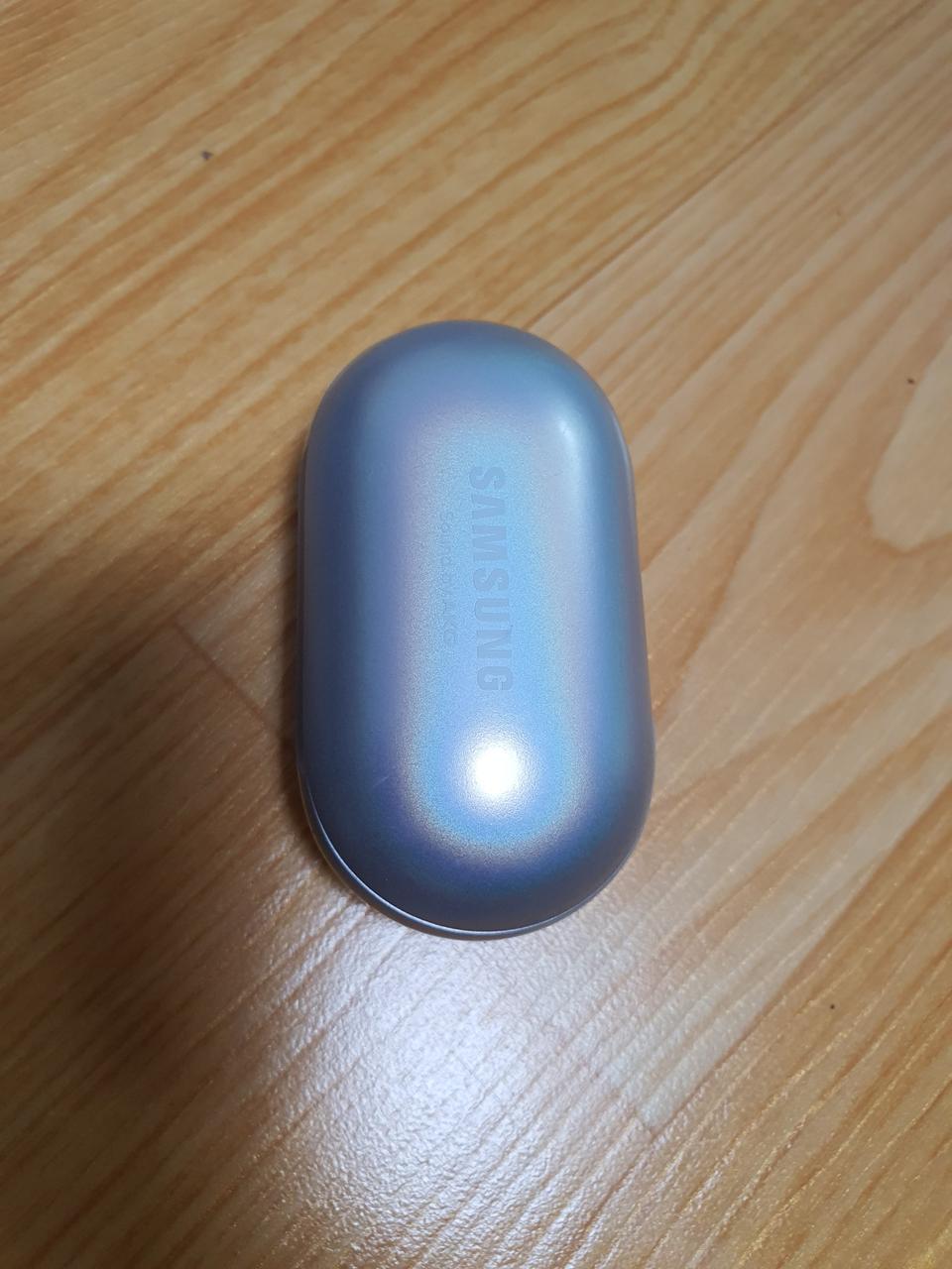 갤럭시버드(버즈) 오로라실버색상이고 충전케이스만 판매합니다