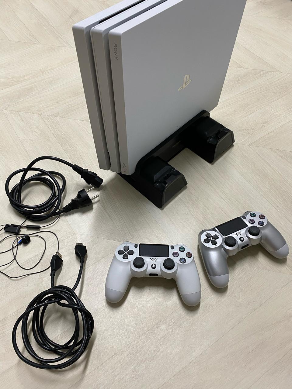 ps4 pro (플스4프로) 화이트 중고 25만원에 판매합니다.