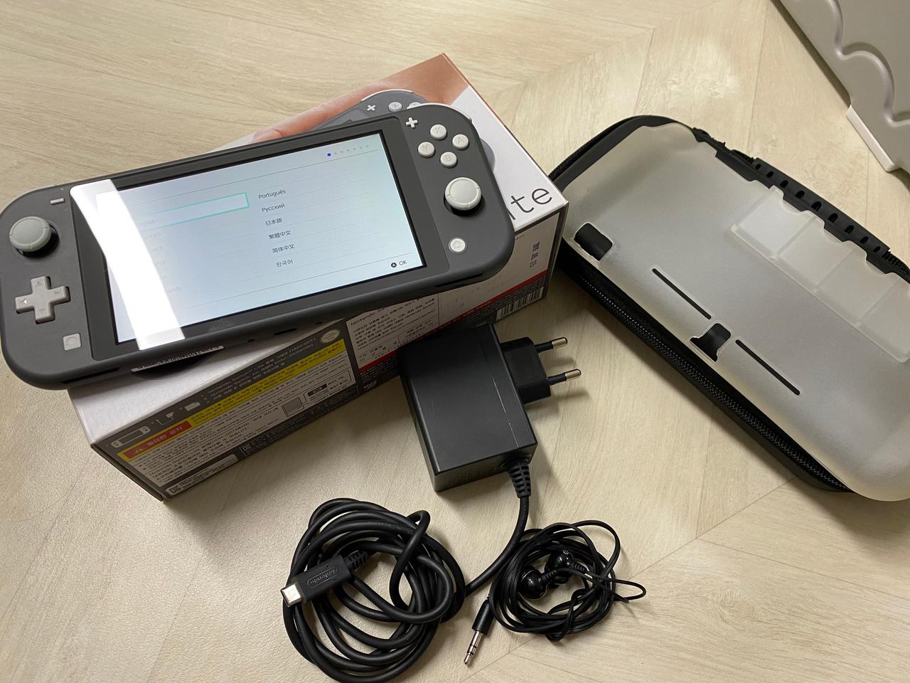 닌텐도 스위치 라이트 (블랙) 중고 18만원에 판매합니다.