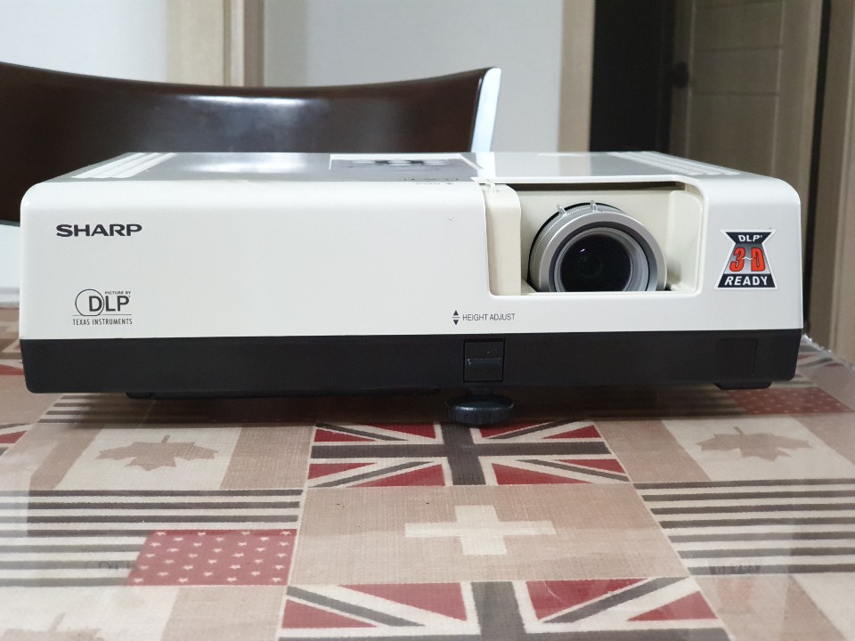 작은 크기 빔 프로젝터 3500안시 DLP 2.8kg 명암비 2000:1 17만원 