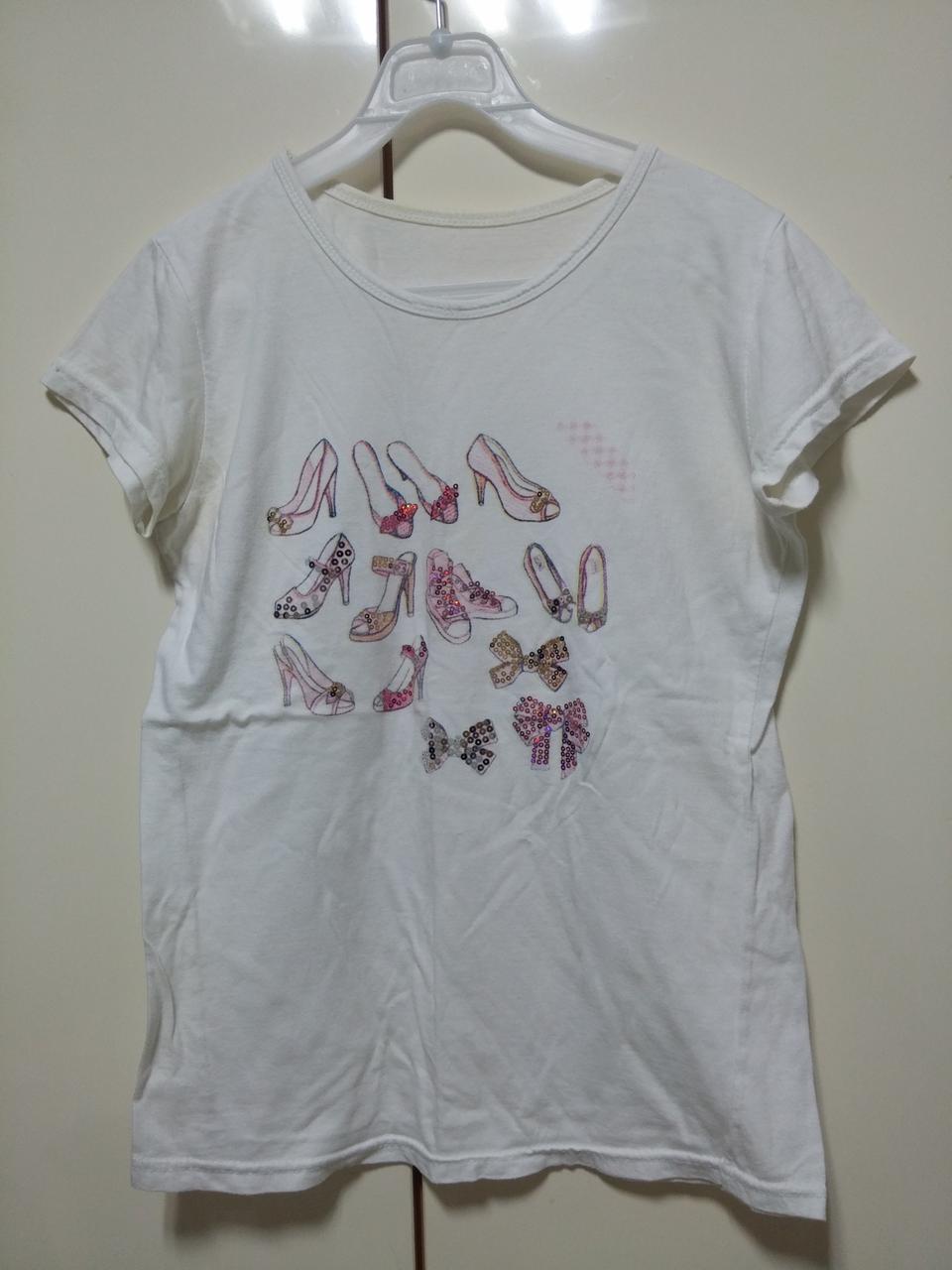 구두와 리본 면티셔츠