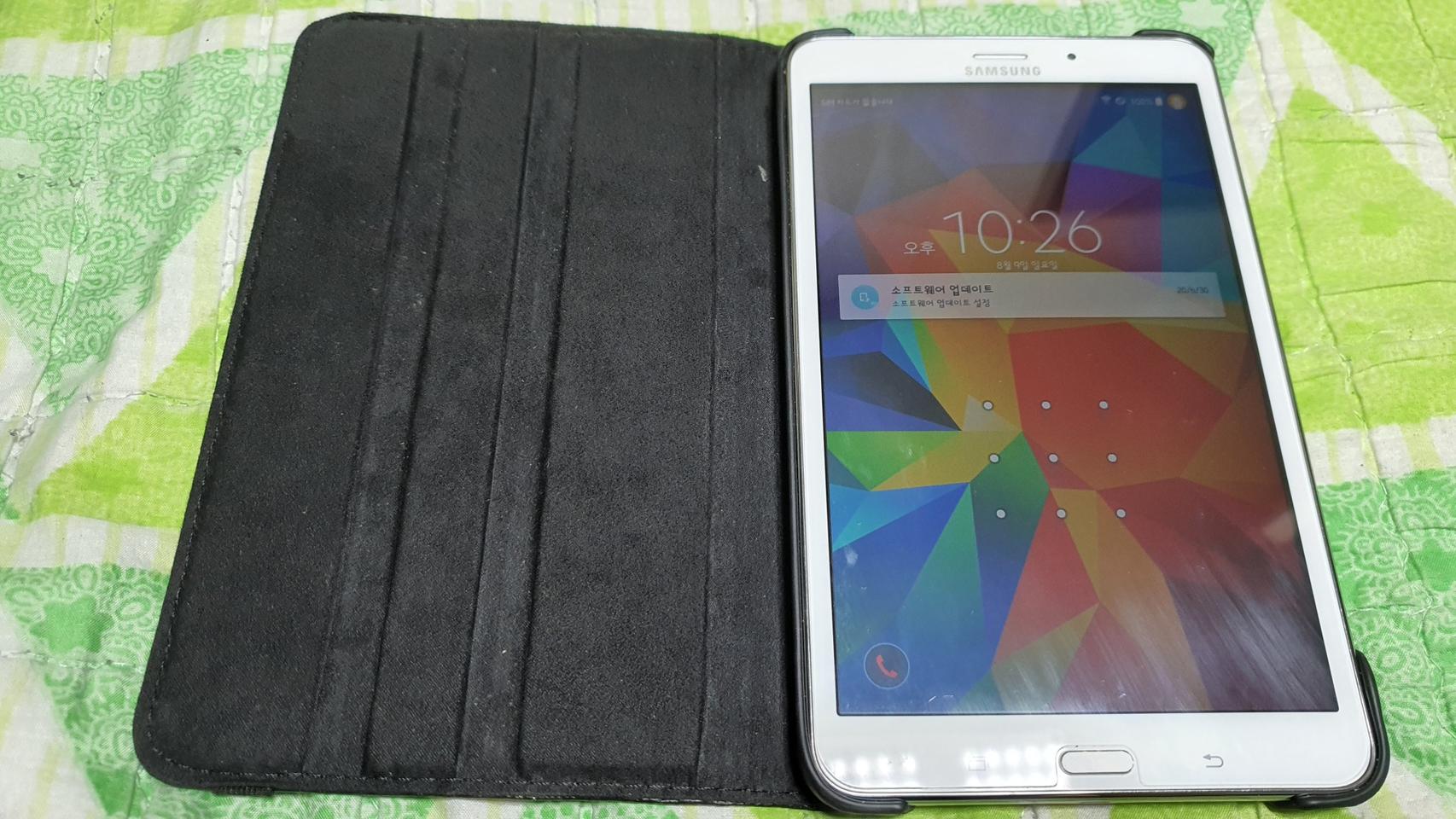 갤럭시 탭4 케이스+충전기+강화유리필름 착용 팔아요!
