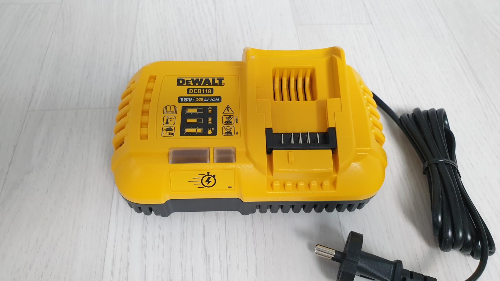 정품 디월트 고속충전기 dcb118 미사용 새제품 54v 18v고속충전기