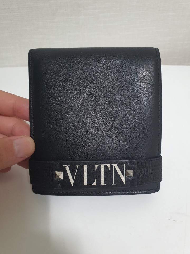 [정품] 발렌티노 럭스터드 로고 반지갑 