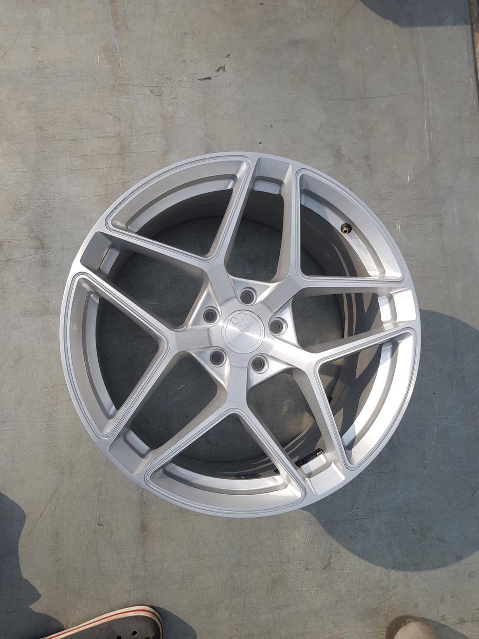 아방가르드 M650 정품 19인치휠 판매합니다.