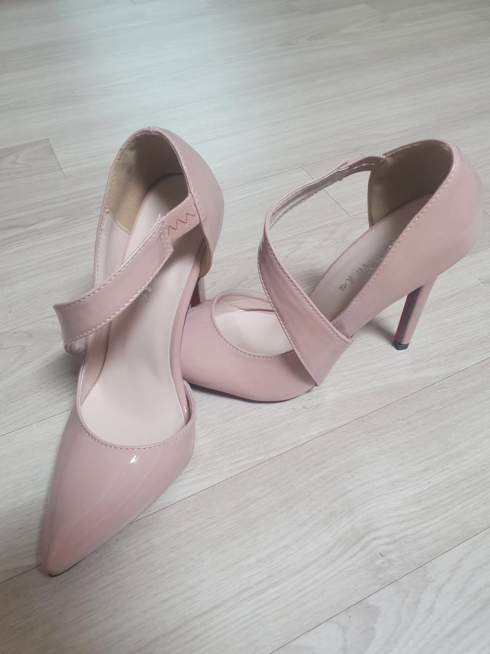 하이힐 사용안한 새것 팝니다.