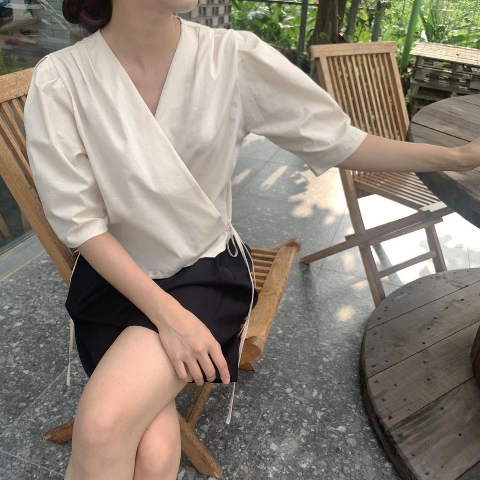 어깨핀턱 랩 블라우스