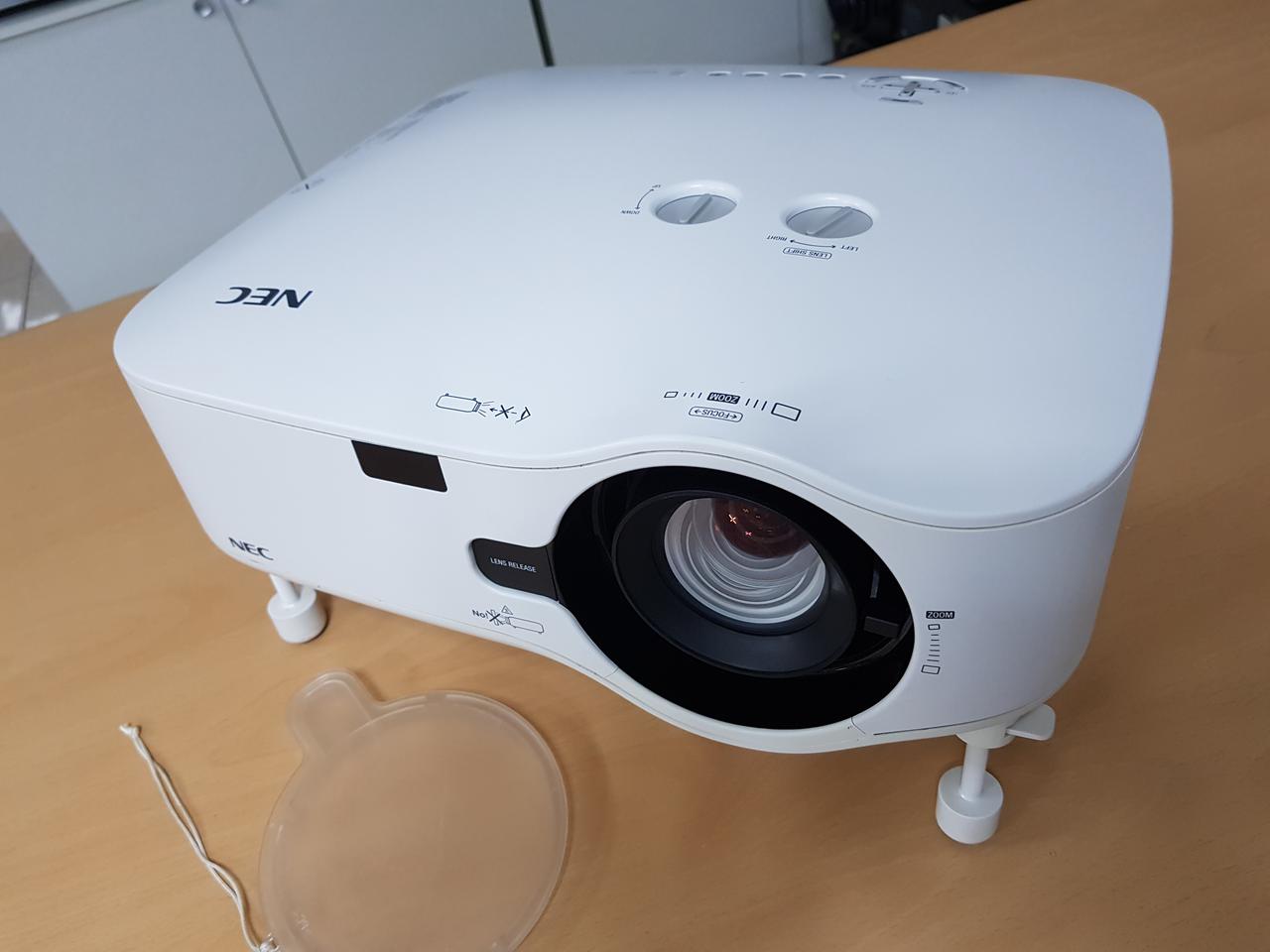 사무실에서 사용한 제품 4200안시 빔프로젝터