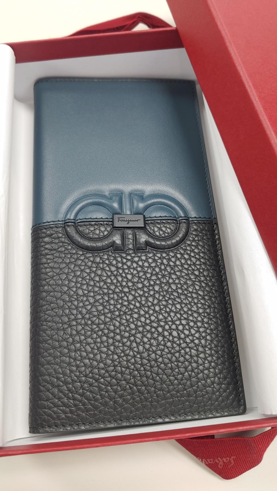 (정품 미사용) 살바토레 페라가모 신상  장지갑 판매합니다