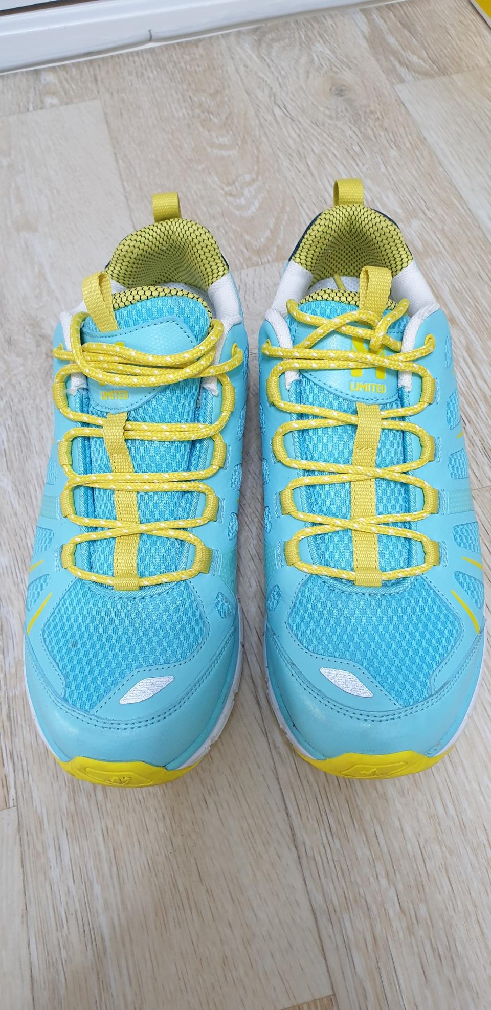 리미티드 등산화