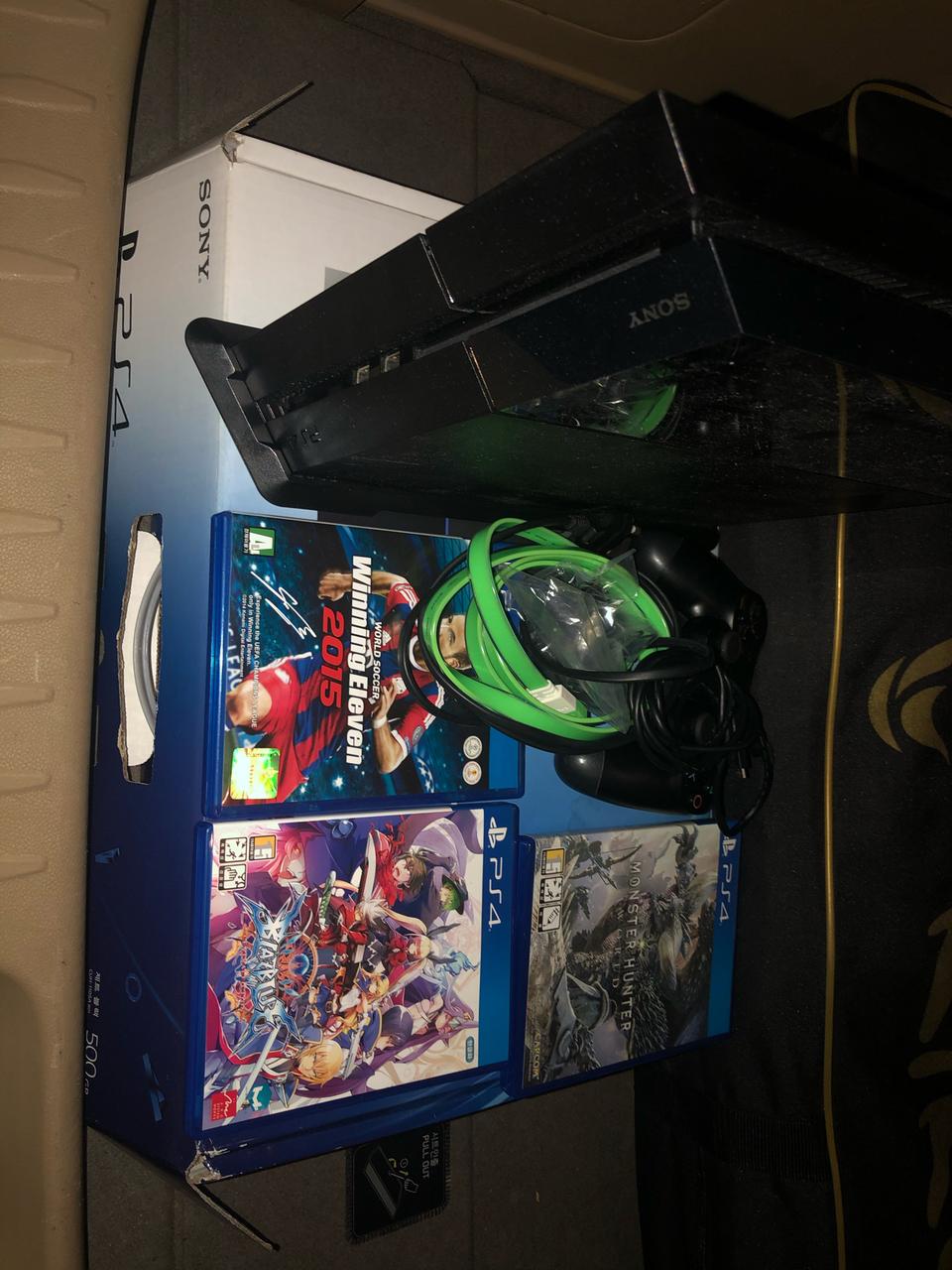 플스4 풀박500기가 패드1개 팝니다.