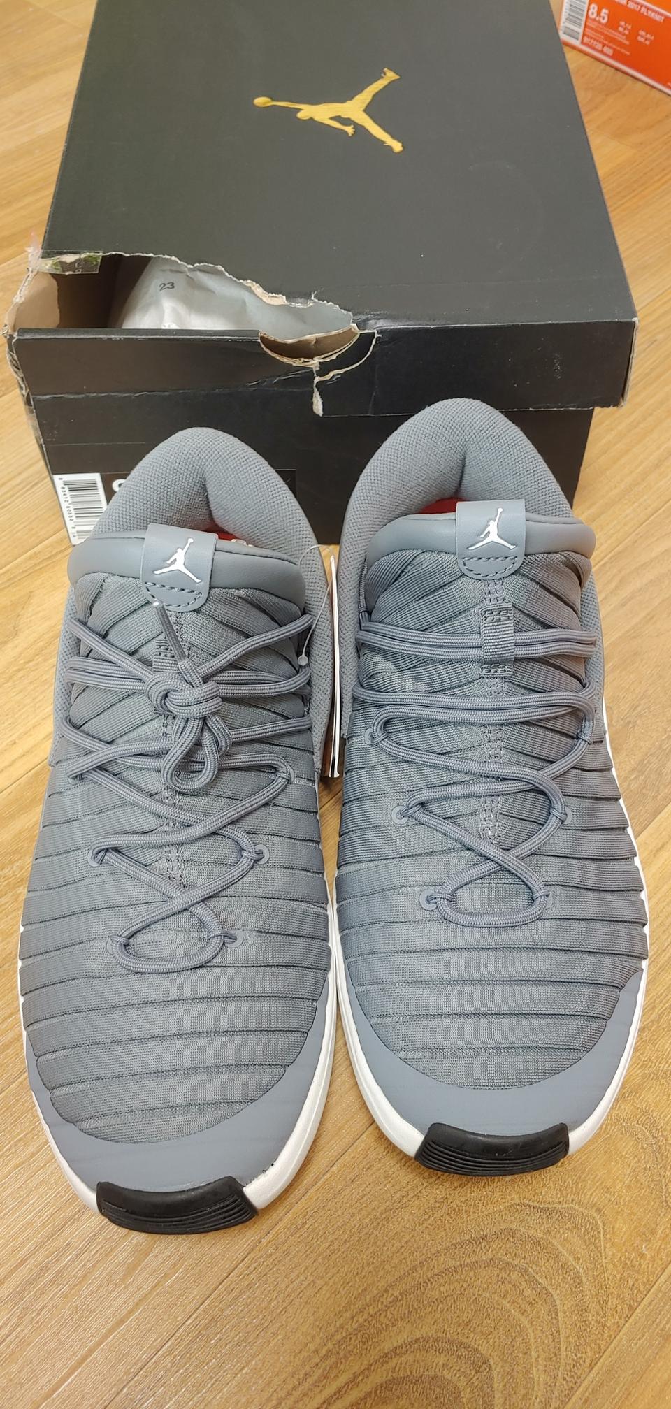 새상품 나이키 운동화 JORDAN FLIGHT LUXE