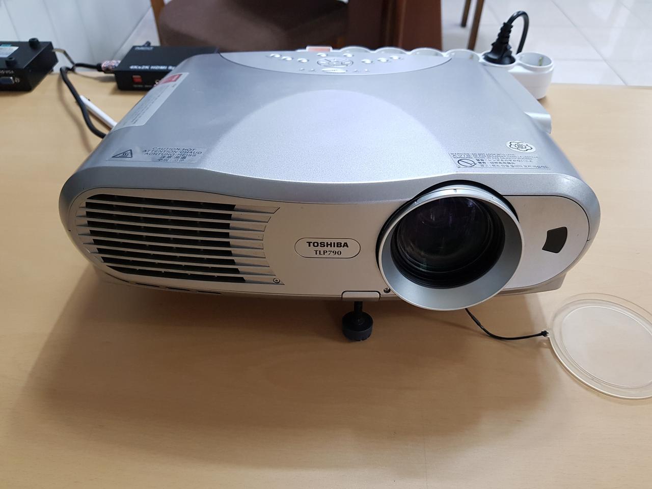 캠핑할때 빔프로젝터 사용해보세요~