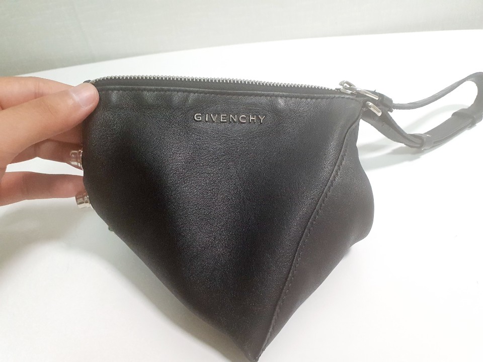 [정품] 지방시 트라이앵글 파우치 블랙 