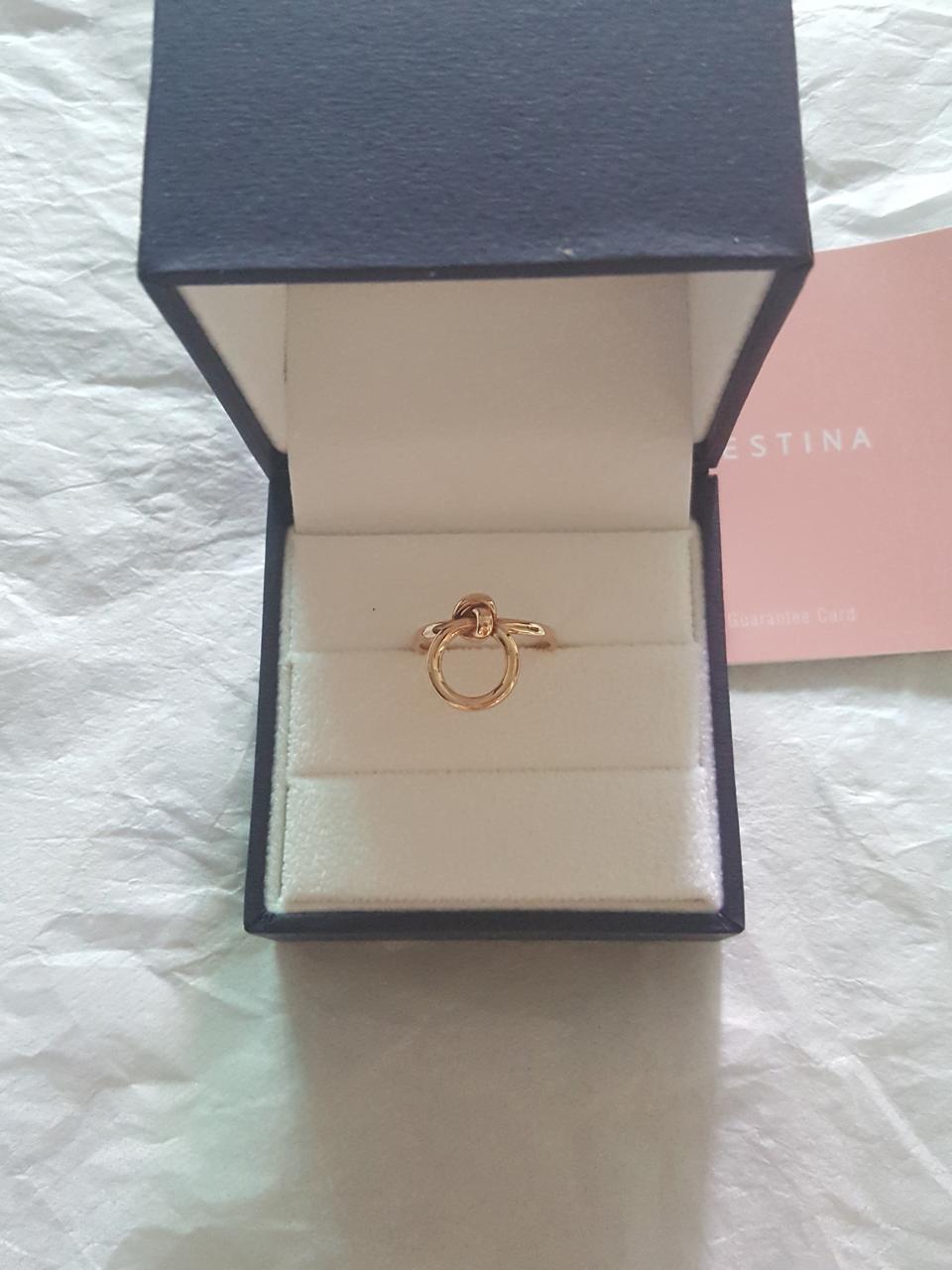 제이에스티나 반지