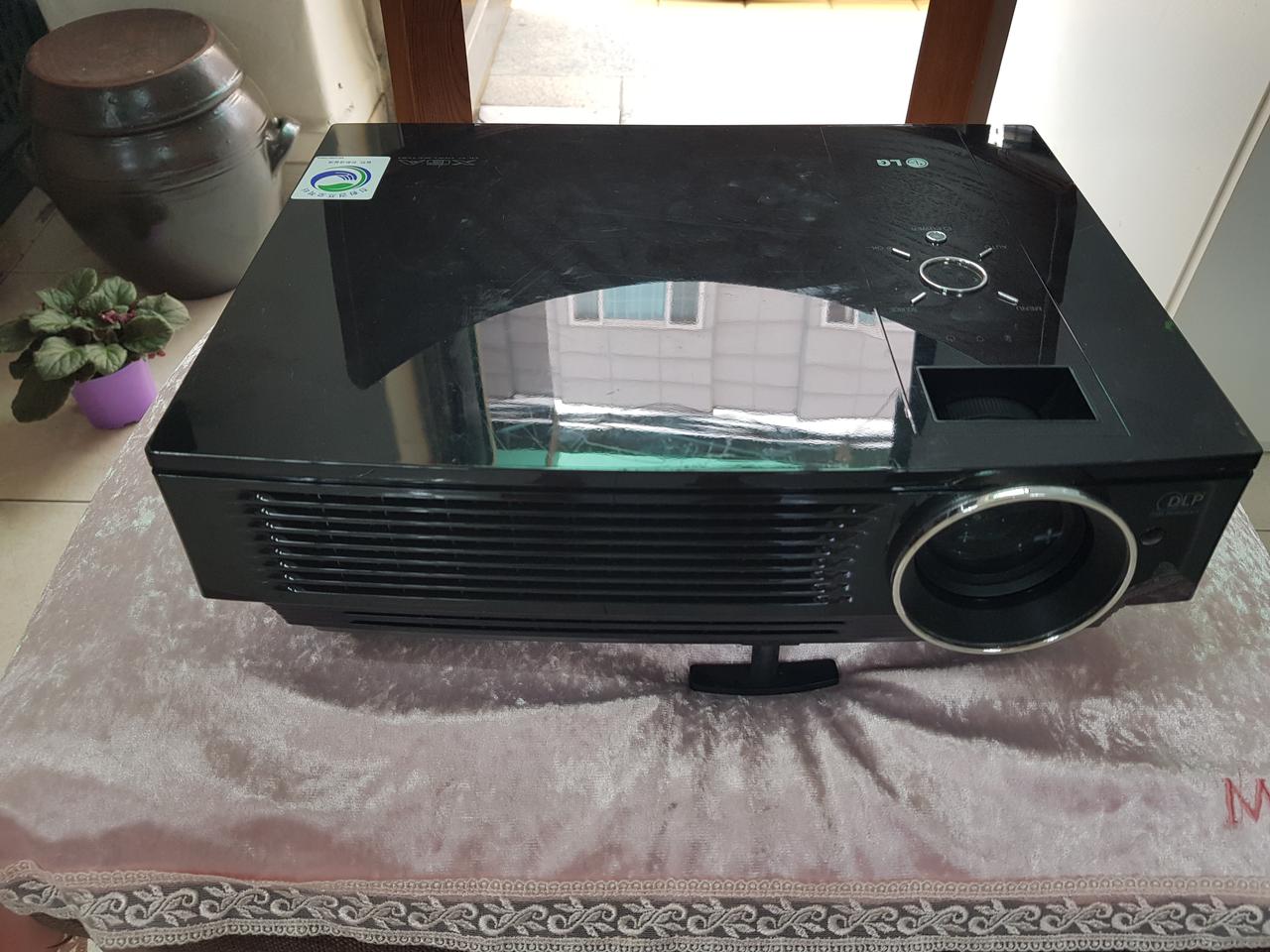 글씨 텍스트는 명확하게 전달되고 화면 밝기는 선명한 dlp프로젝터