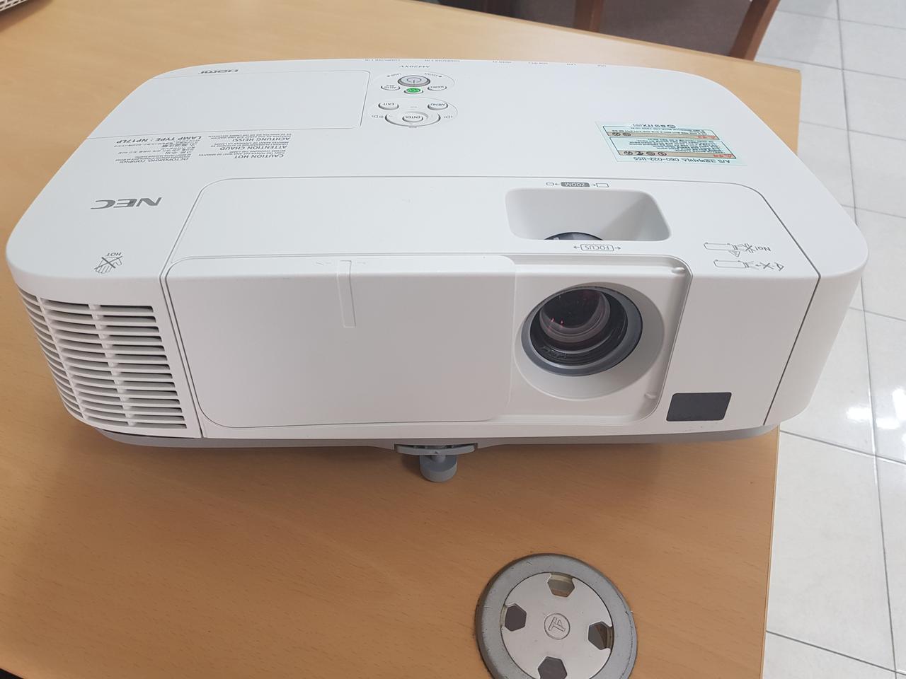 가정에서 tv대용으로도 훌륭합니다~ 4200안시 빔프로젝터