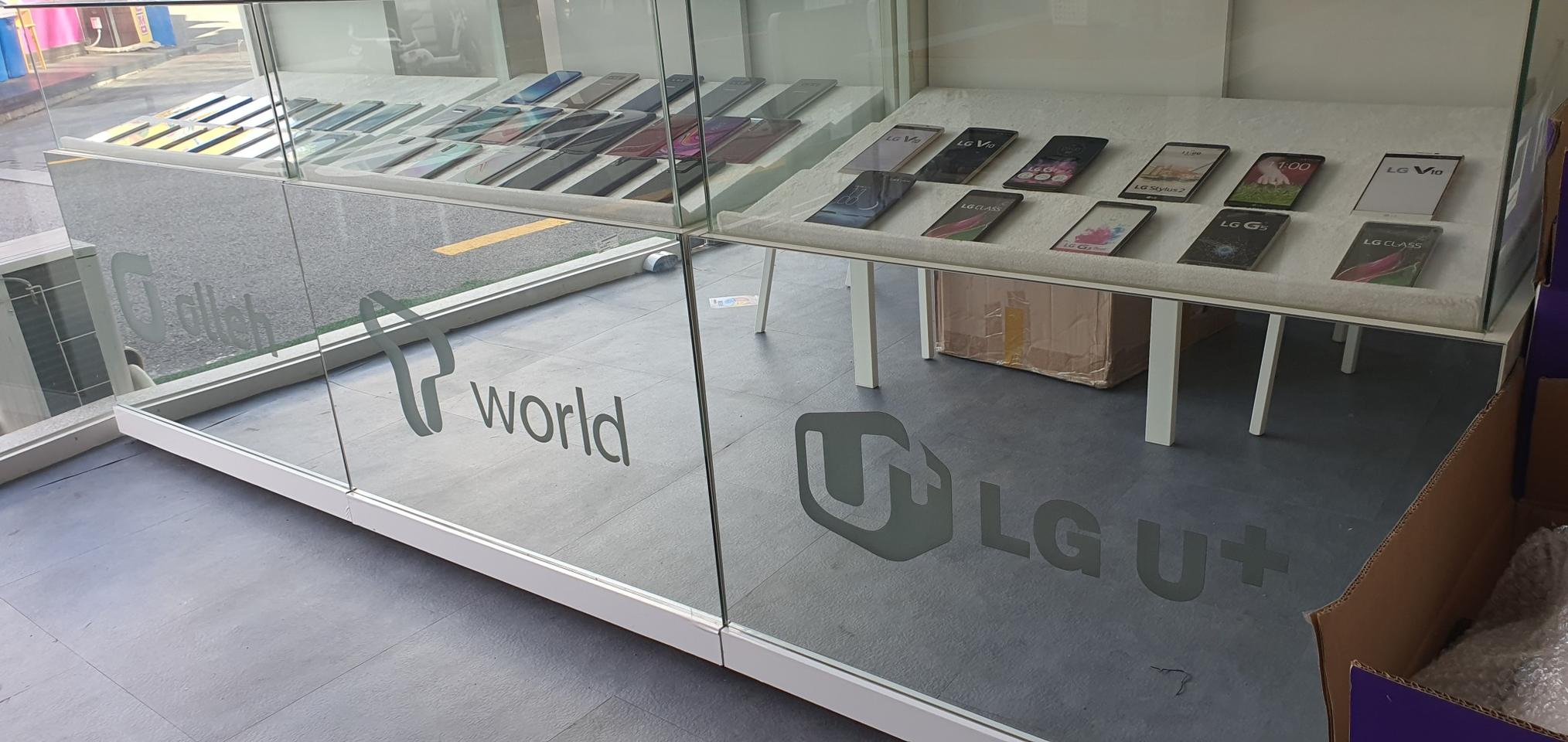 휴대폰 쇼케이스 팝니다