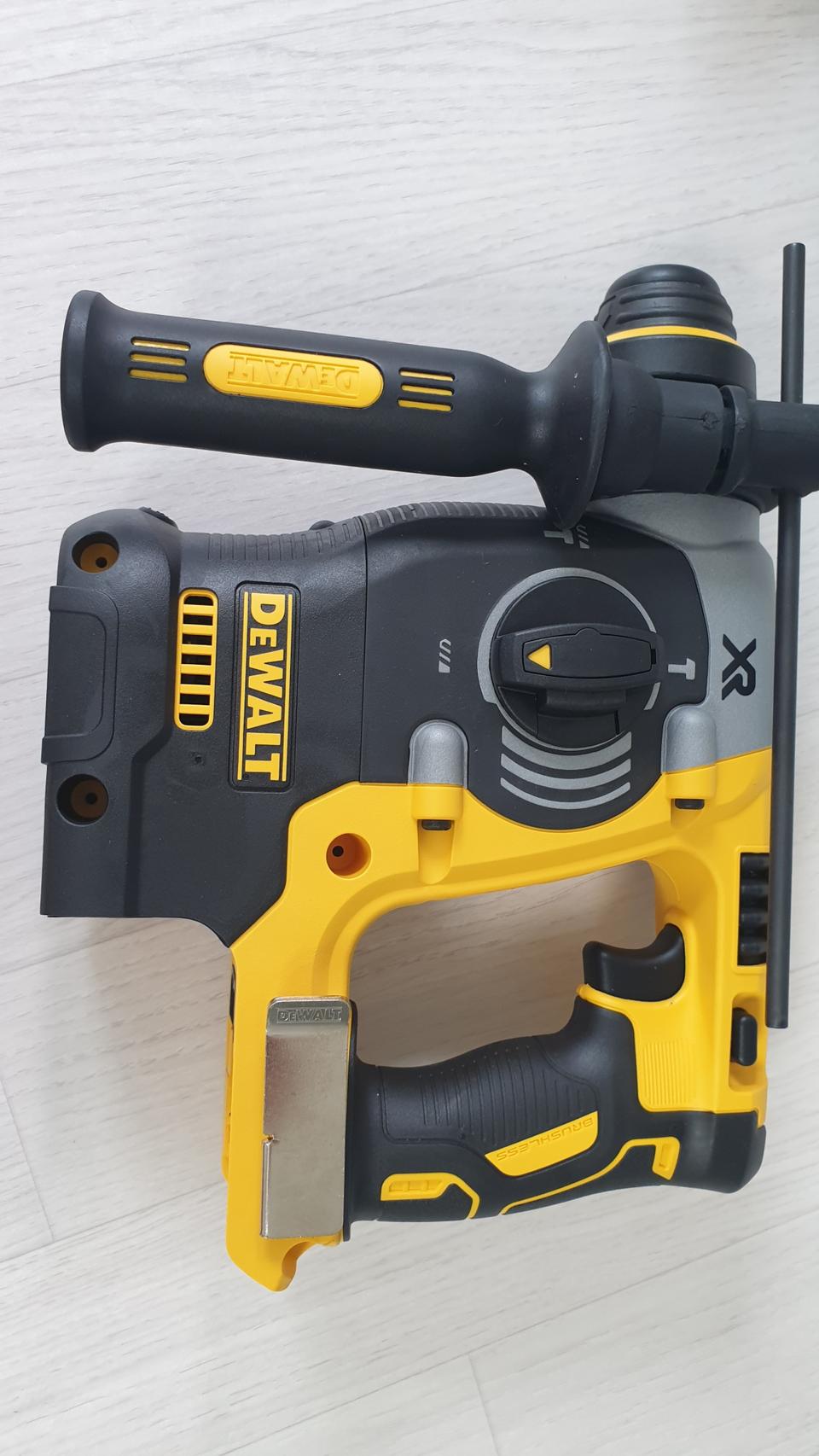 디월트 18v 고성능 로터리 해머드릴 미사용 새제품 본체 dch273