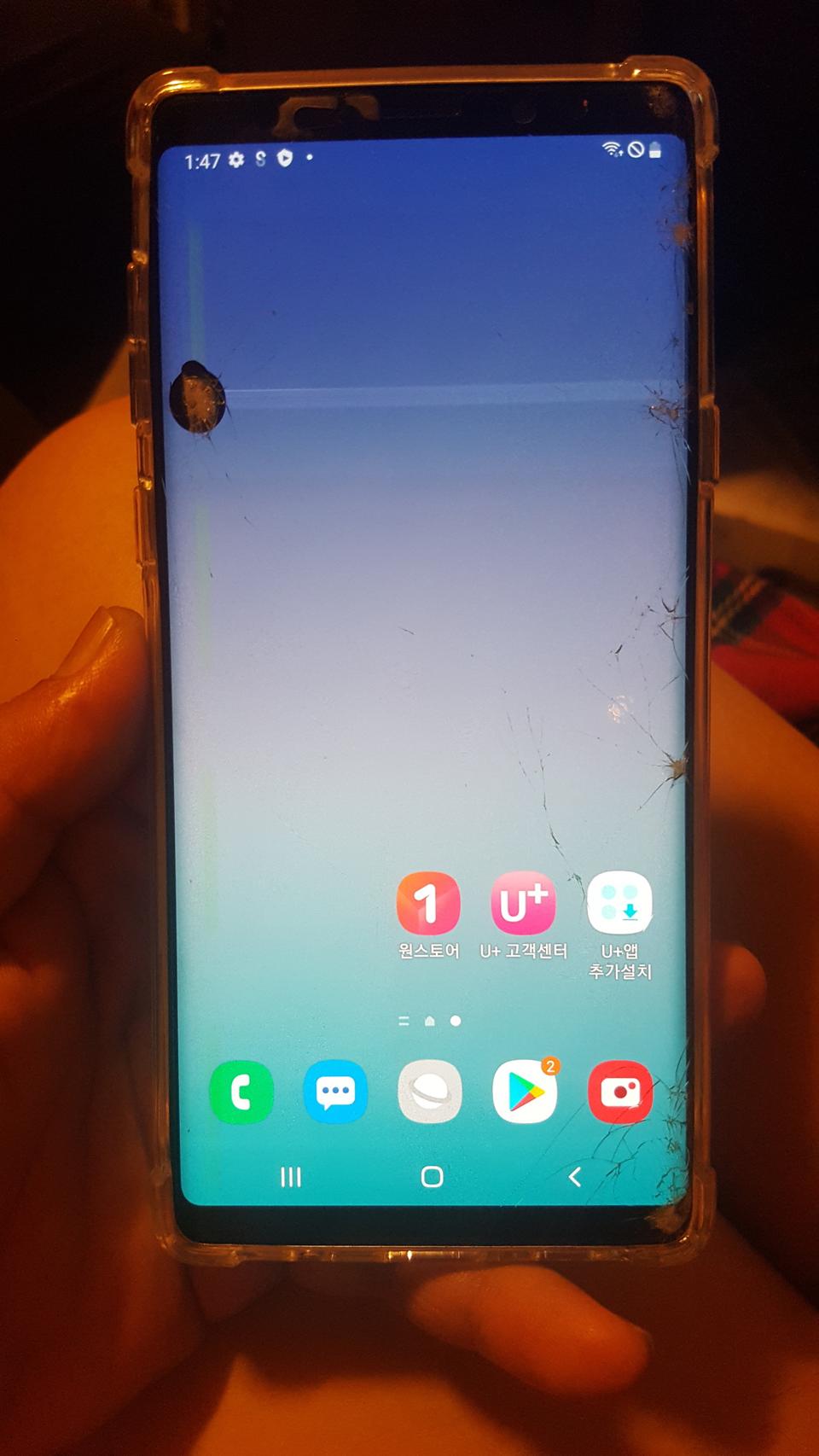 노트9 액정깨짐 화면 깜박깜박합니다.