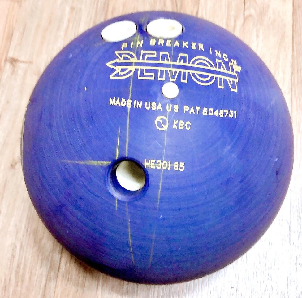 Demon 9파운드 볼링공 판매합니다.