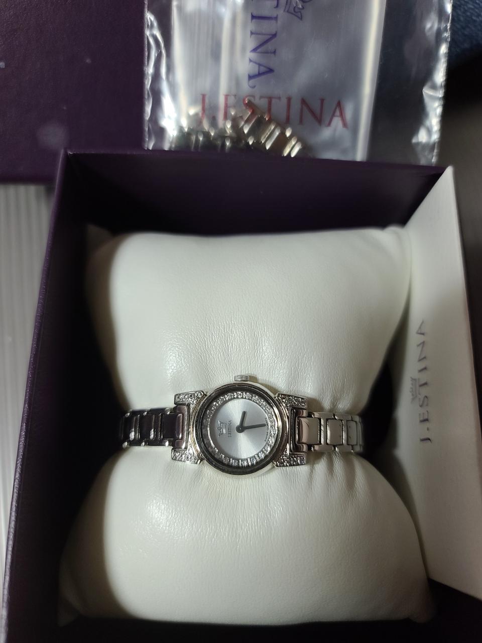 제이에스티나 시계