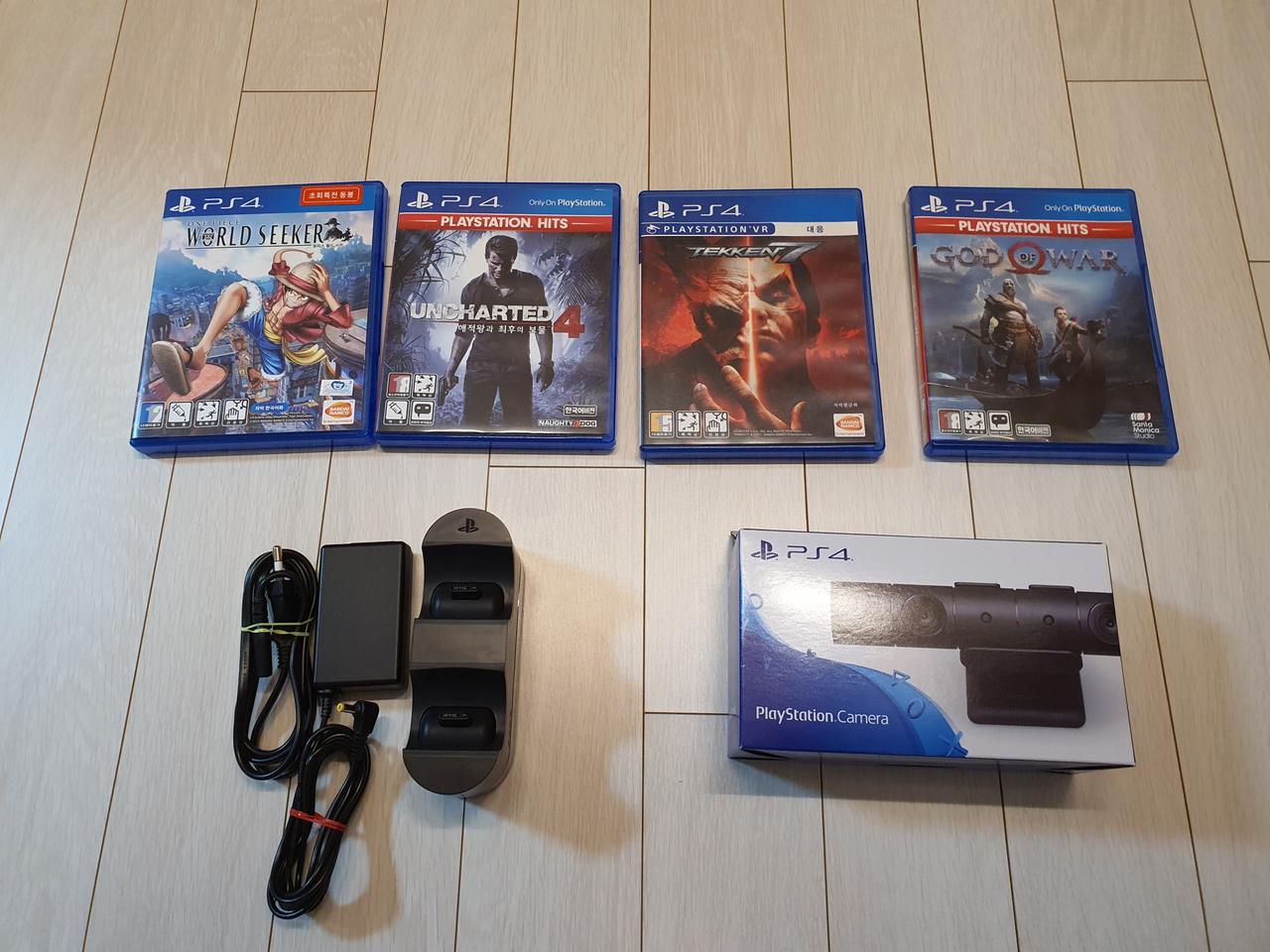플스4 게임씨디 4종,충전기,플스신형카메라  팝니다