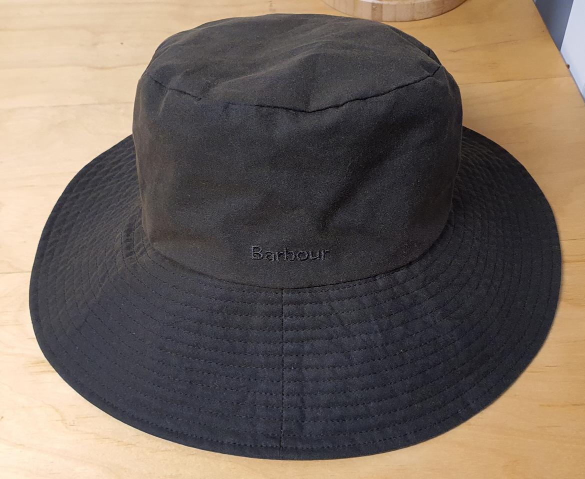 뒷면 디테일이 재미있는 바버 왁스코튼 모자