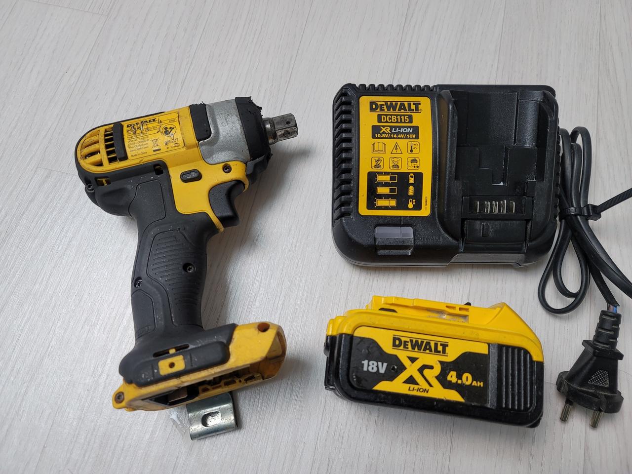 정품 디월트 18v 임팩트 렌치 + 배터리 +충전기 세트입니다