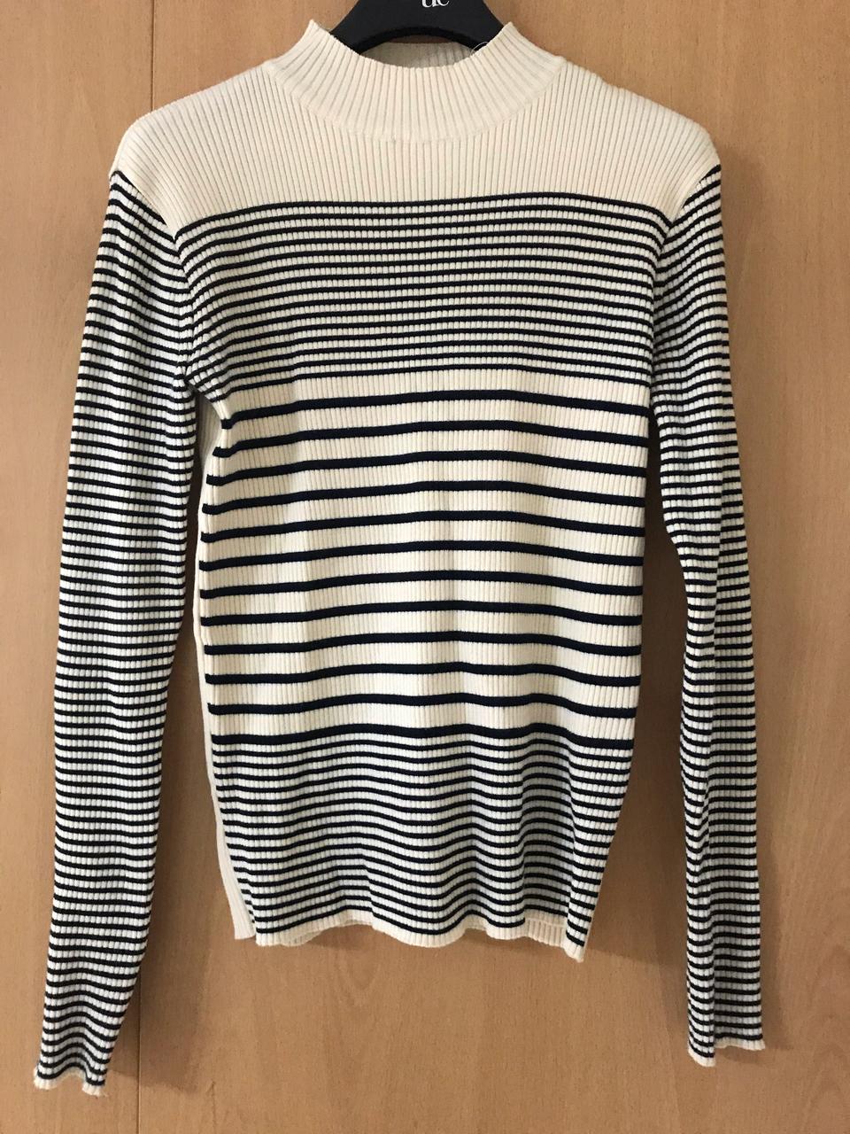 오디너리먼트 스트라이프 하프넥 니트