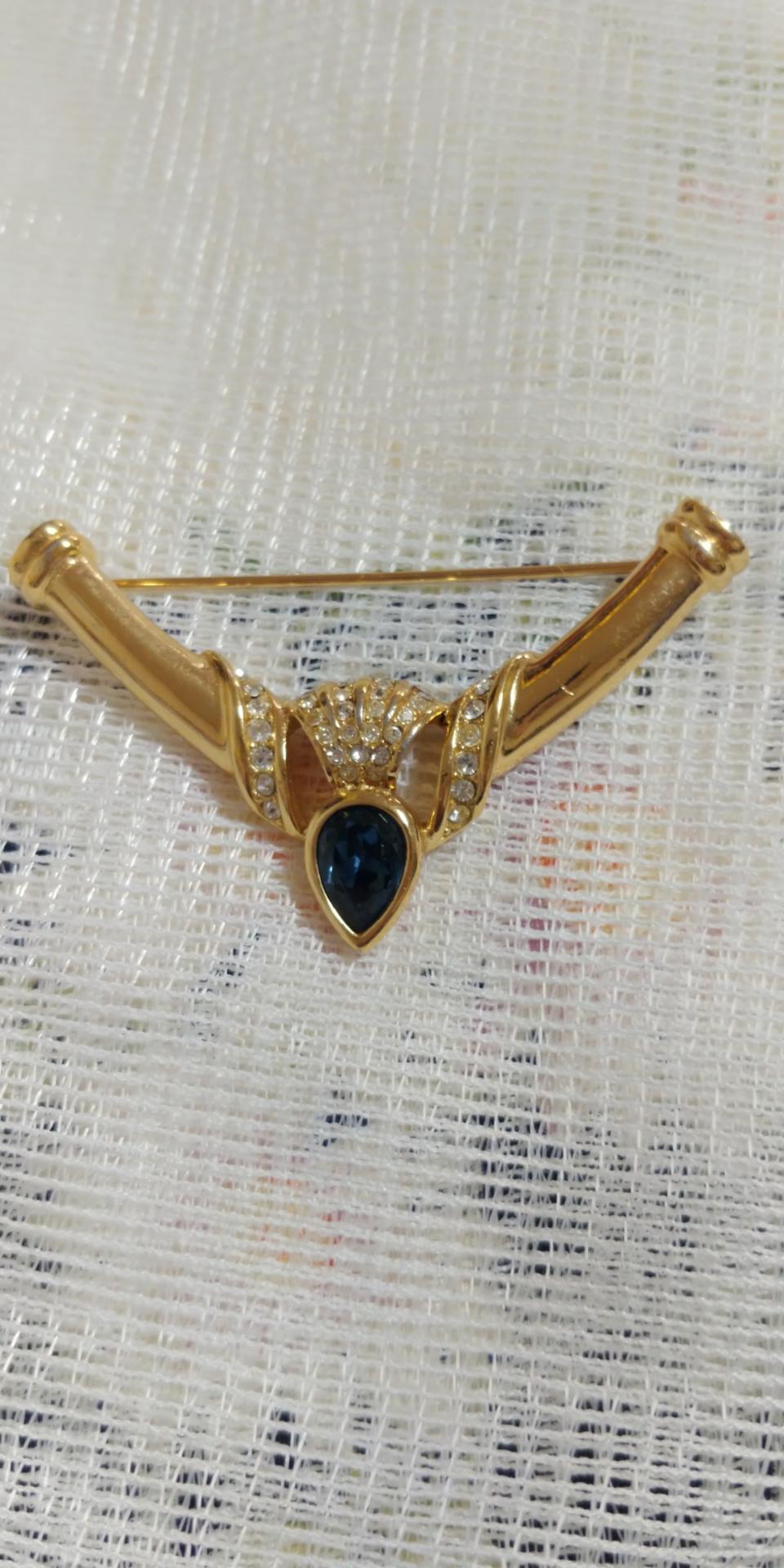 크리스찬 디올  브르치