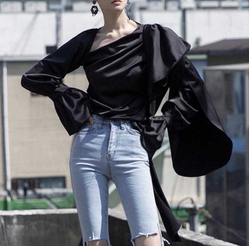 딘트 사선 블라우스