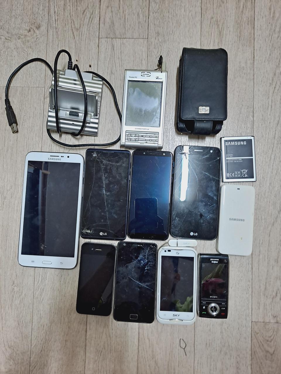 각종 고장난핸드폰,아이폰,스마트폰,배터리,갤A30 2대중1대보드판만나감