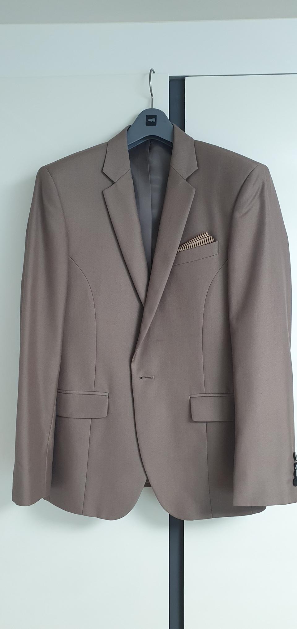 코모도 스퀘어 정장입니다.