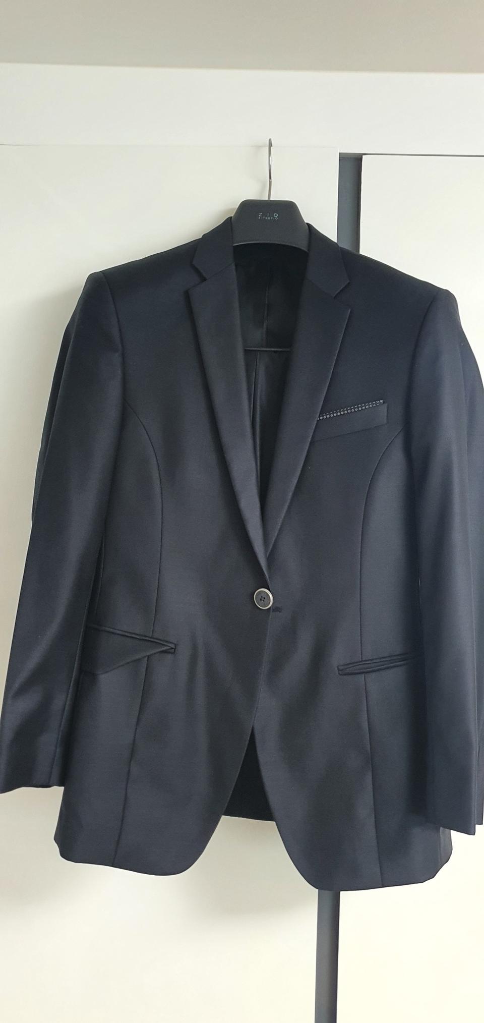 코모도 스퀘어 정장입니다.