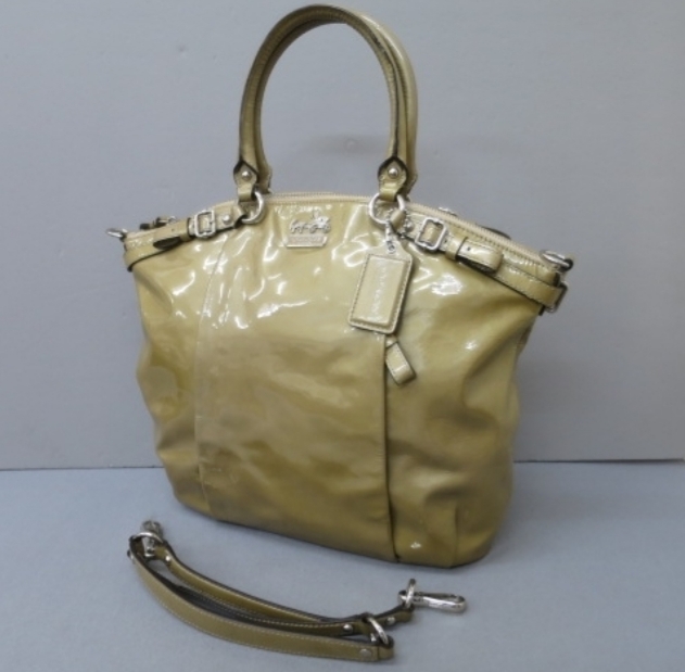 코치미사용전시품 에나멜가죽카멜컬러2way가방가격내림