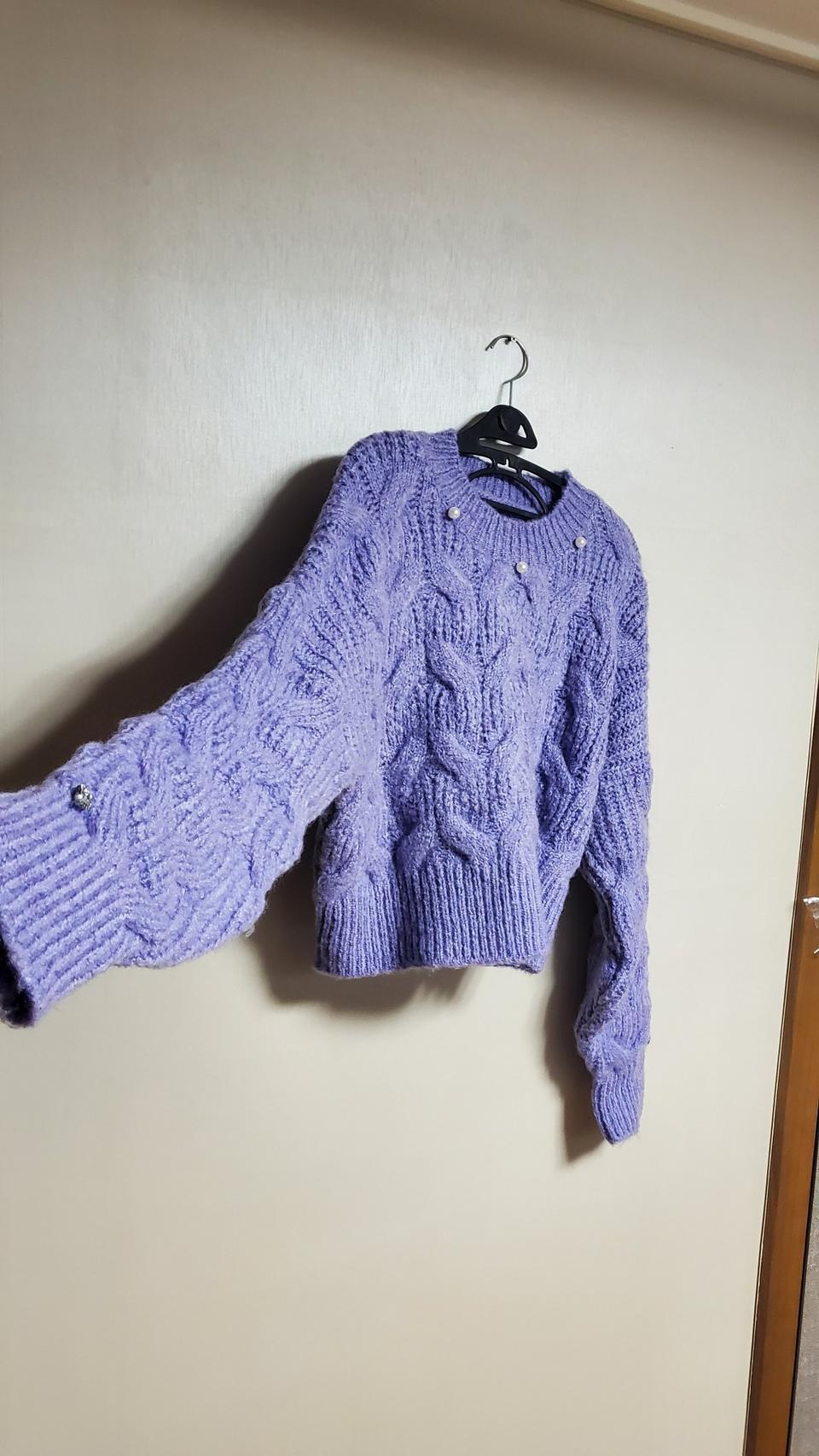 강추)바이올렛진주스톤꽈배기백핀턱니트