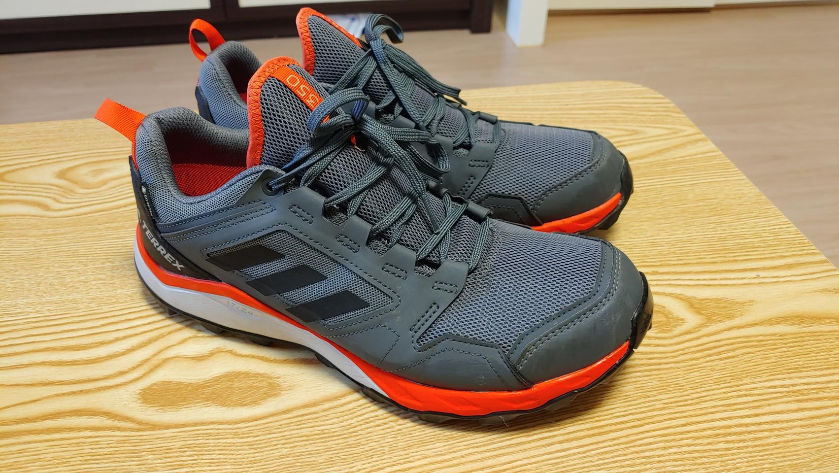 아디다스 트래킹화