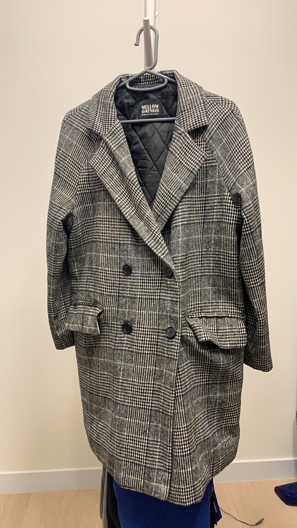 체크 패턴 그레이 코트