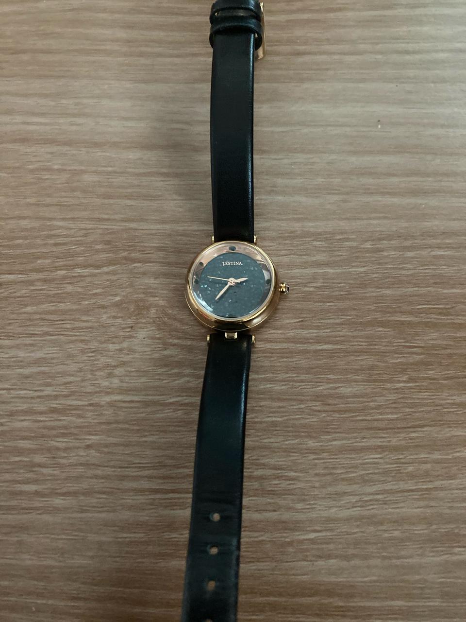 제이에스티나 시계