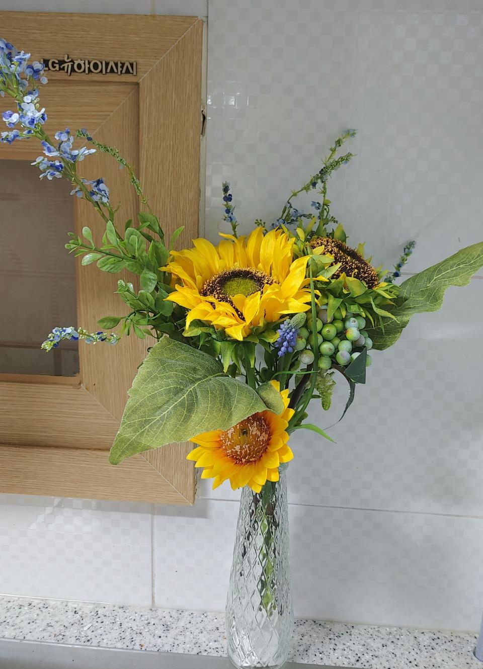 유리화병에 꽂은 해바라기 조화