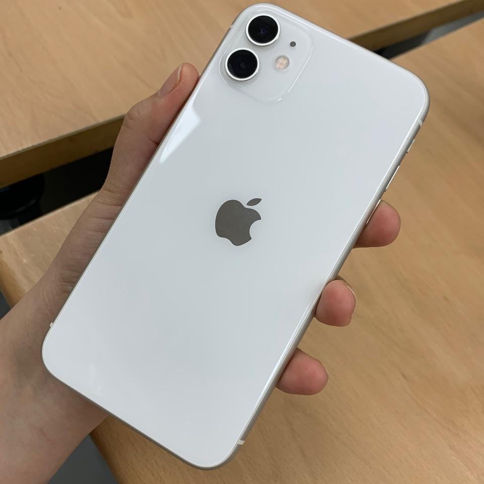 아이폰11 화이트 128기가 풀박스 ! [케이블선은 사용감있음]