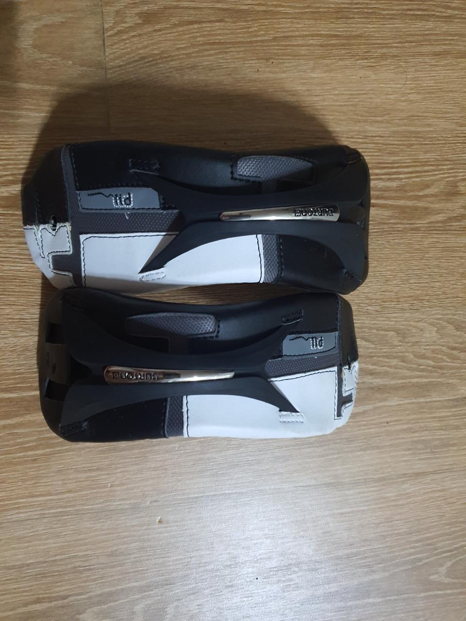 버튼 앵클스트랩