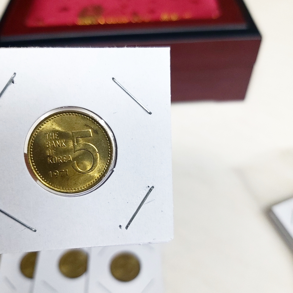71년 미사용 5원 다섯개