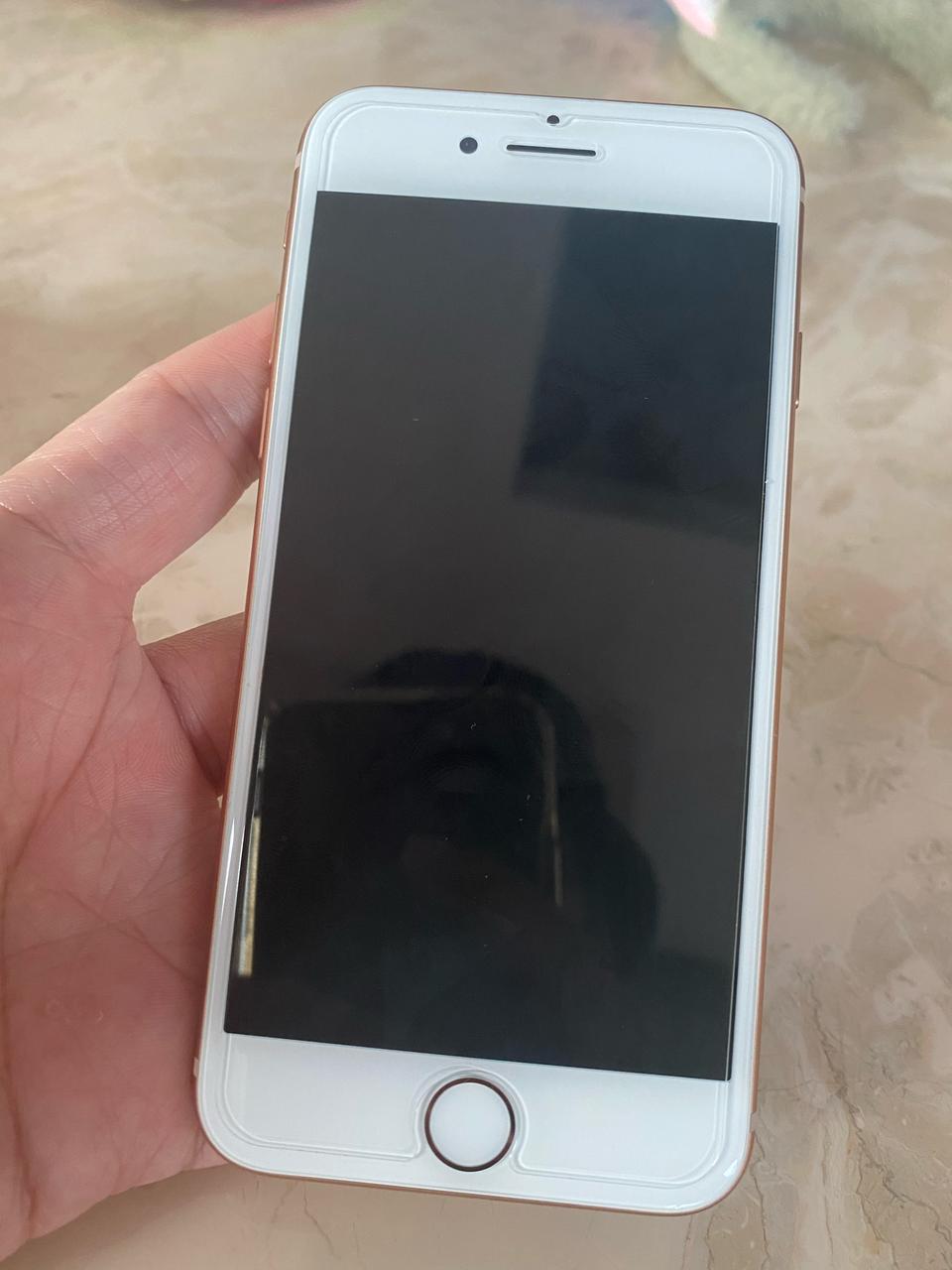 아이폰8 신품급 상태ss 256G 골드색상 팝니다.
