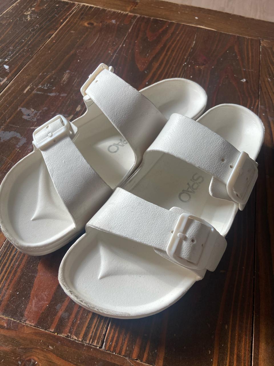 스파오 화이트 샌들 255