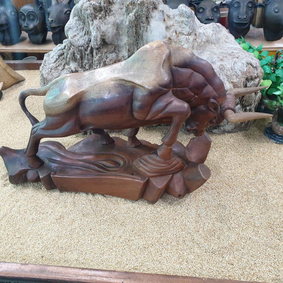 2021년 신축년  역동적 황소 나무조각상