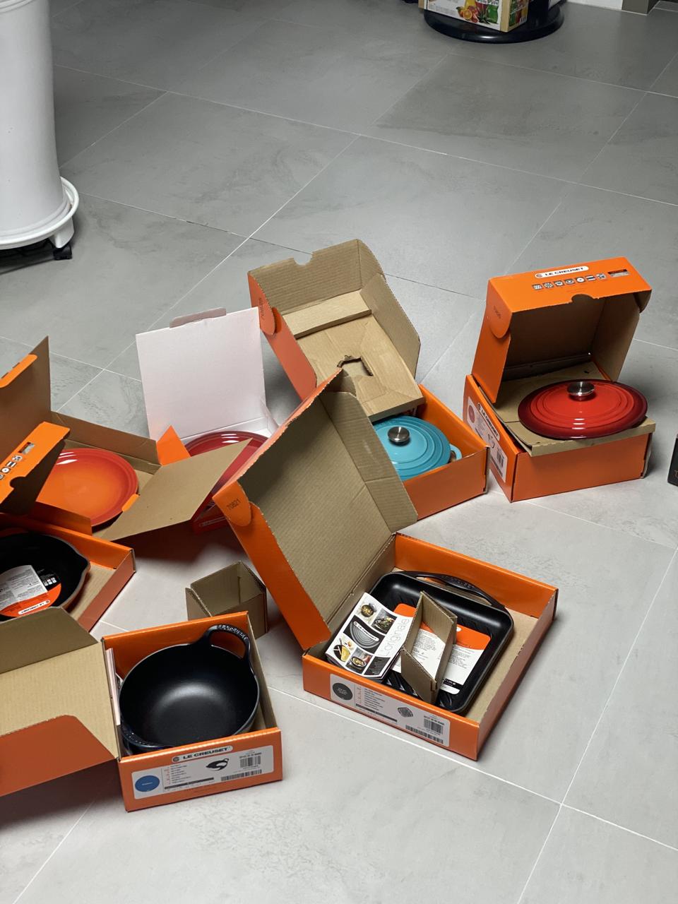 르쿠르제.세트  미사용 신품사용안한 새제품입니다.45만원에 판매합니다